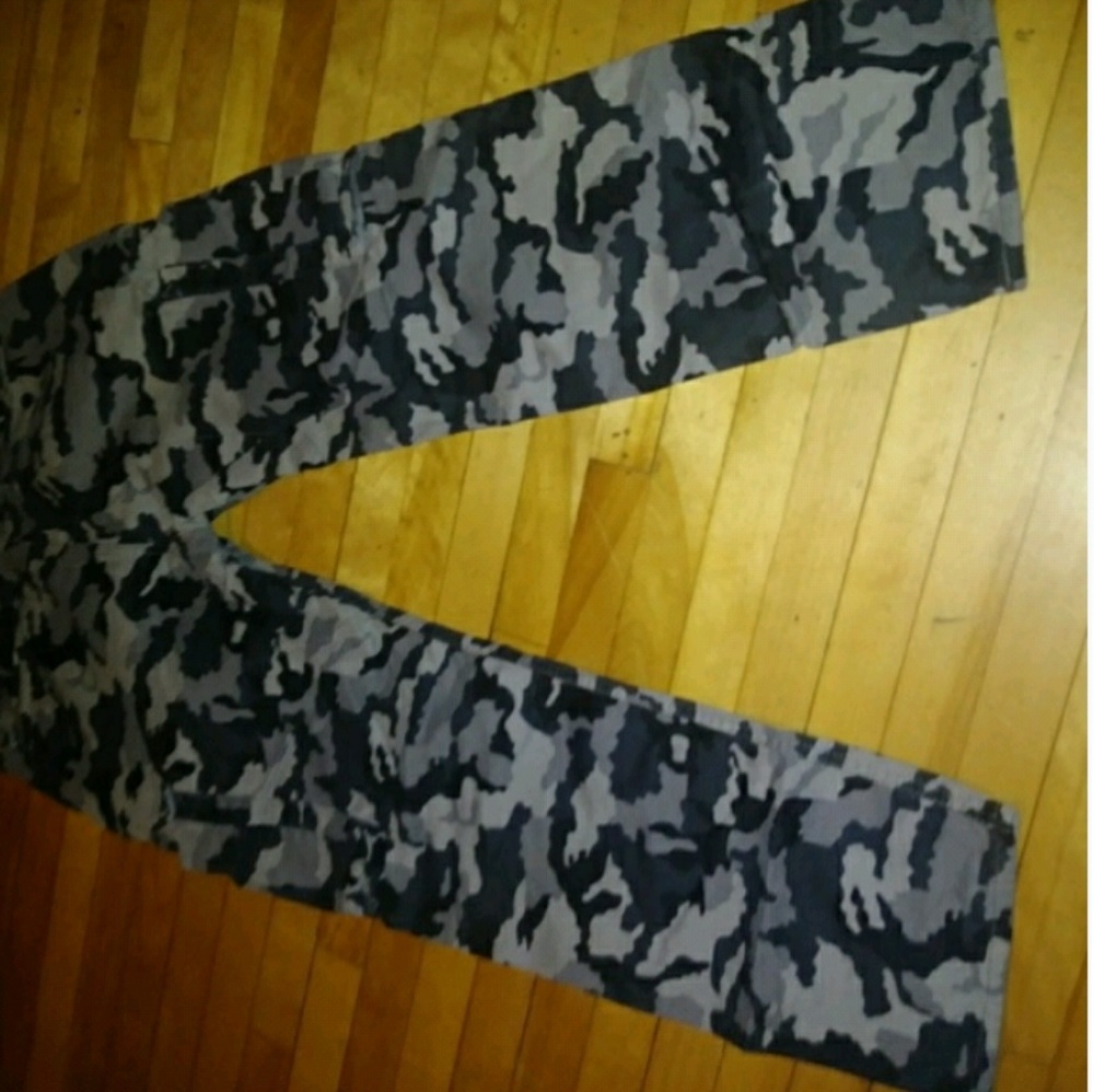 Levi camo jeans..... 32/30